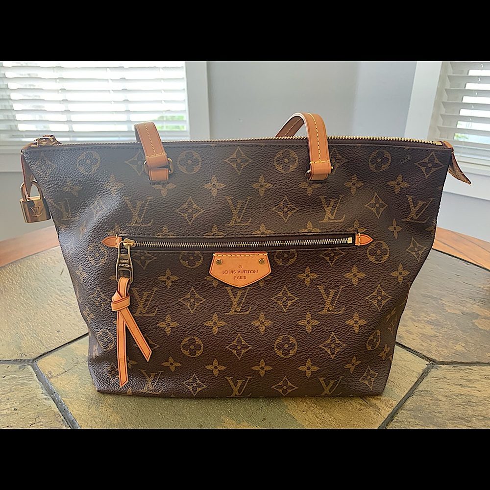 Louis Vuitton Lena PM in excellent condition. Missing key for lock.